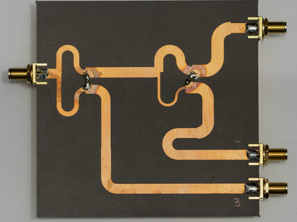 Microwave circuit consisting of two power dividers. Source: Jari-Matti Hannula, 2019.