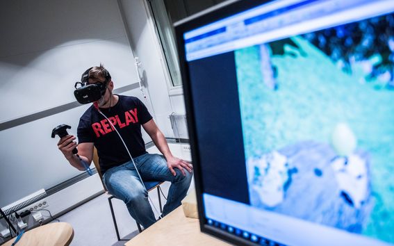 A user is interacting in the Virtual Environment with through head mounted device